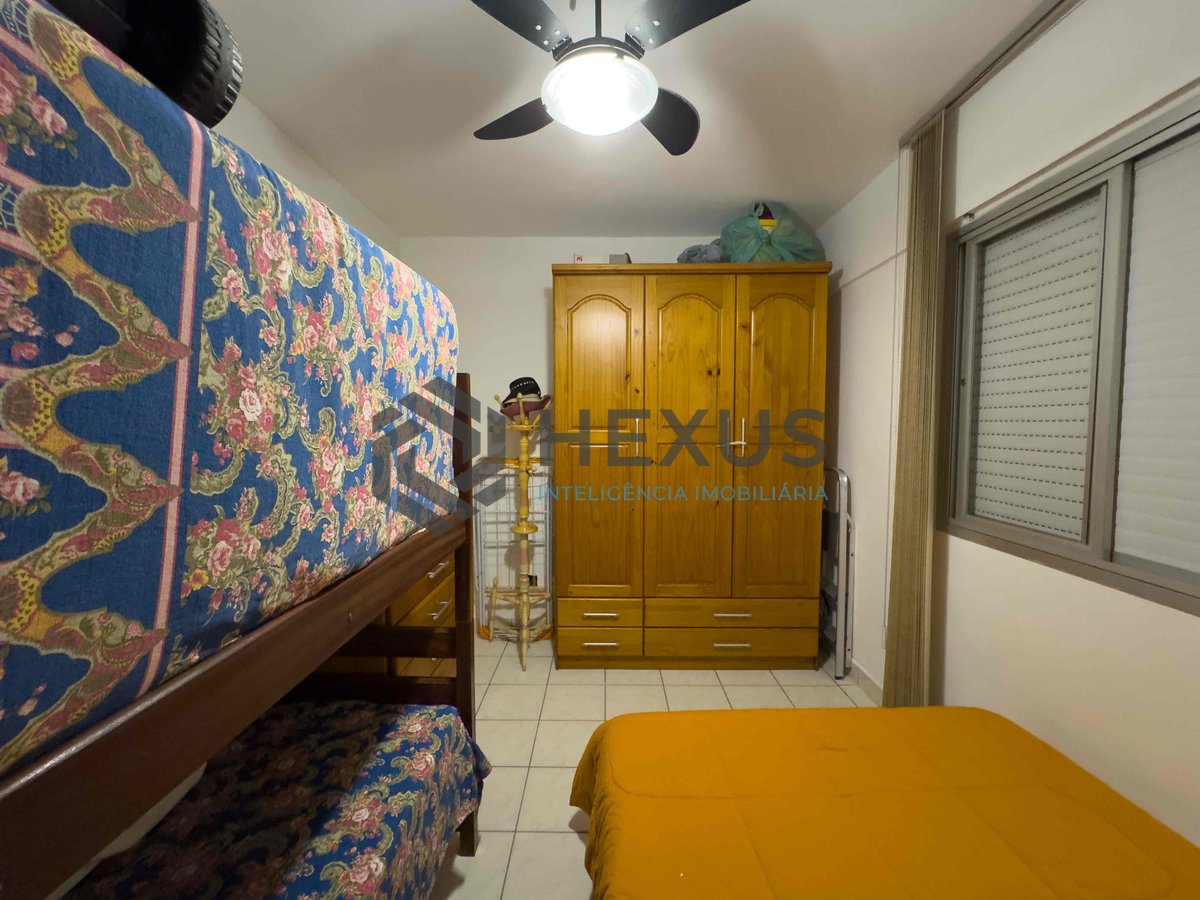 Foto 11 de Apartamento com despesas baixas a duas quadras da Praia das Pitangueiras de 2 quartos com 1 vaga, Guarujá-SP