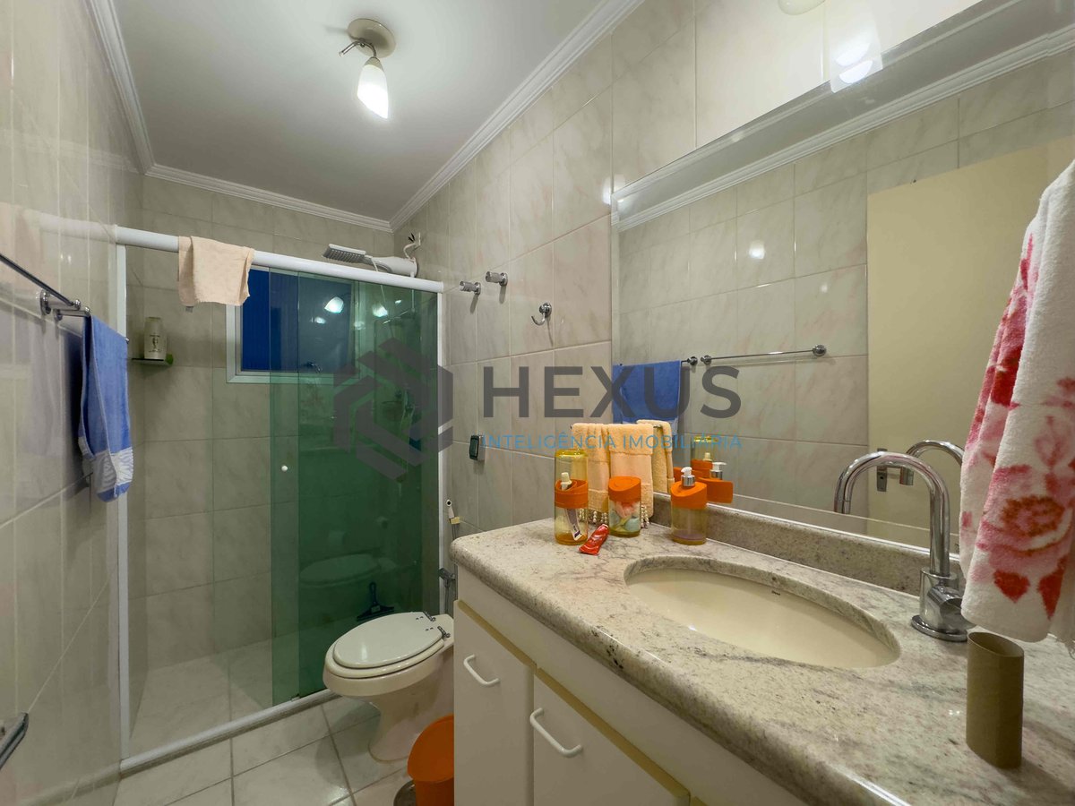 Foto 12 de Apartamento com despesas baixas a duas quadras da Praia das Pitangueiras de 2 quartos com 1 vaga, Guarujá-SP