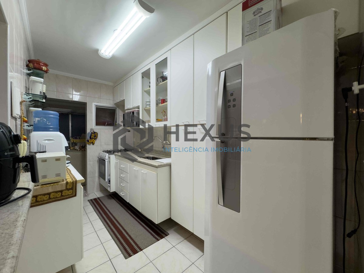 Foto 14 de Apartamento com despesas baixas a duas quadras da Praia das Pitangueiras de 2 quartos com 1 vaga, Guarujá-SP