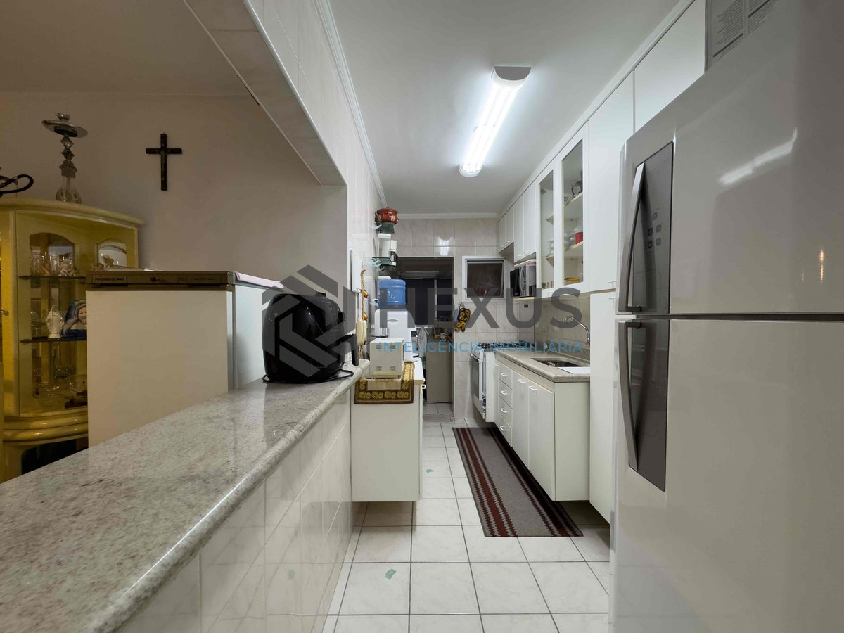 Foto 15 de Apartamento com despesas baixas a duas quadras da Praia das Pitangueiras de 2 quartos com 1 vaga, Guarujá-SP