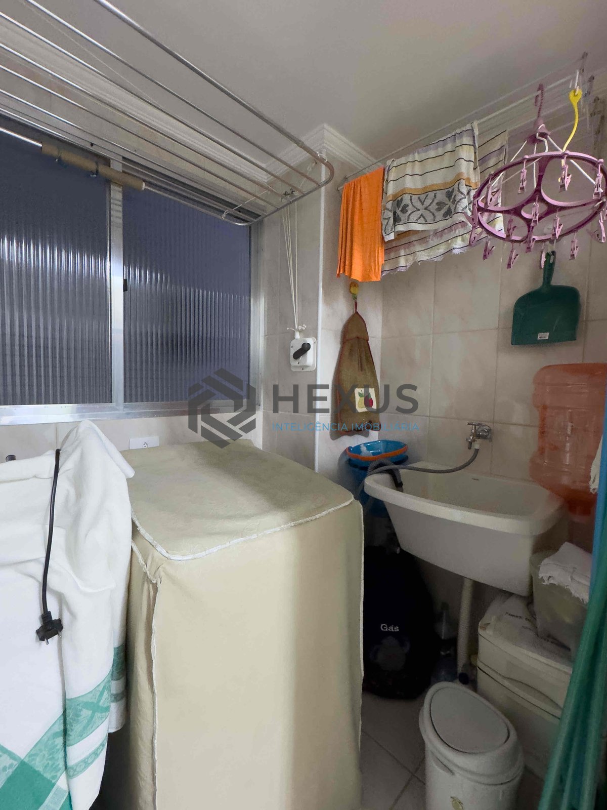 Foto 17 de Apartamento com despesas baixas a duas quadras da Praia das Pitangueiras de 2 quartos com 1 vaga, Guarujá-SP
