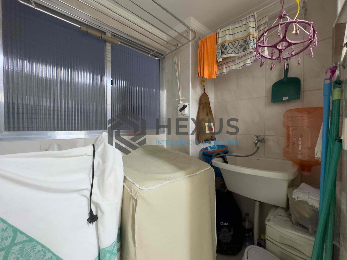 Foto 18 de Apartamento com despesas baixas a duas quadras da Praia das Pitangueiras de 2 quartos com 1 vaga, Guarujá-SP