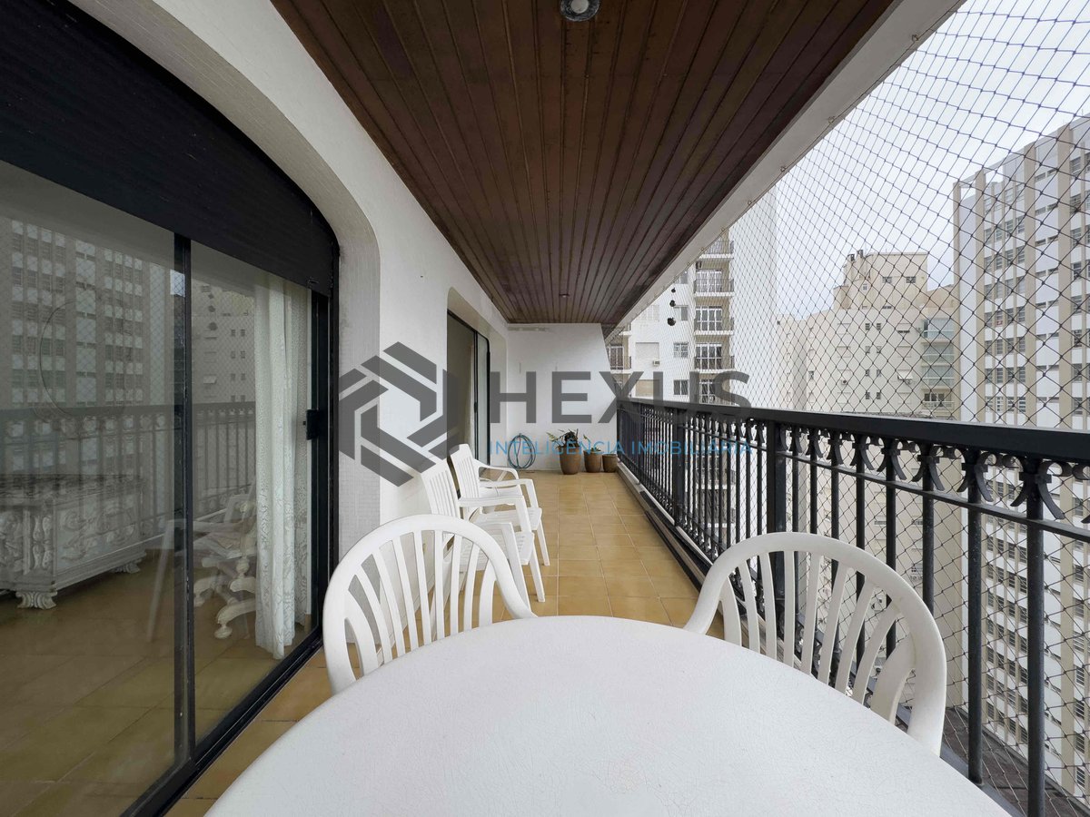 Foto 10 de Apartamento com varanda, vista mar e lazer na quadra-mar da Praia das Pitangueiras, Guaruja