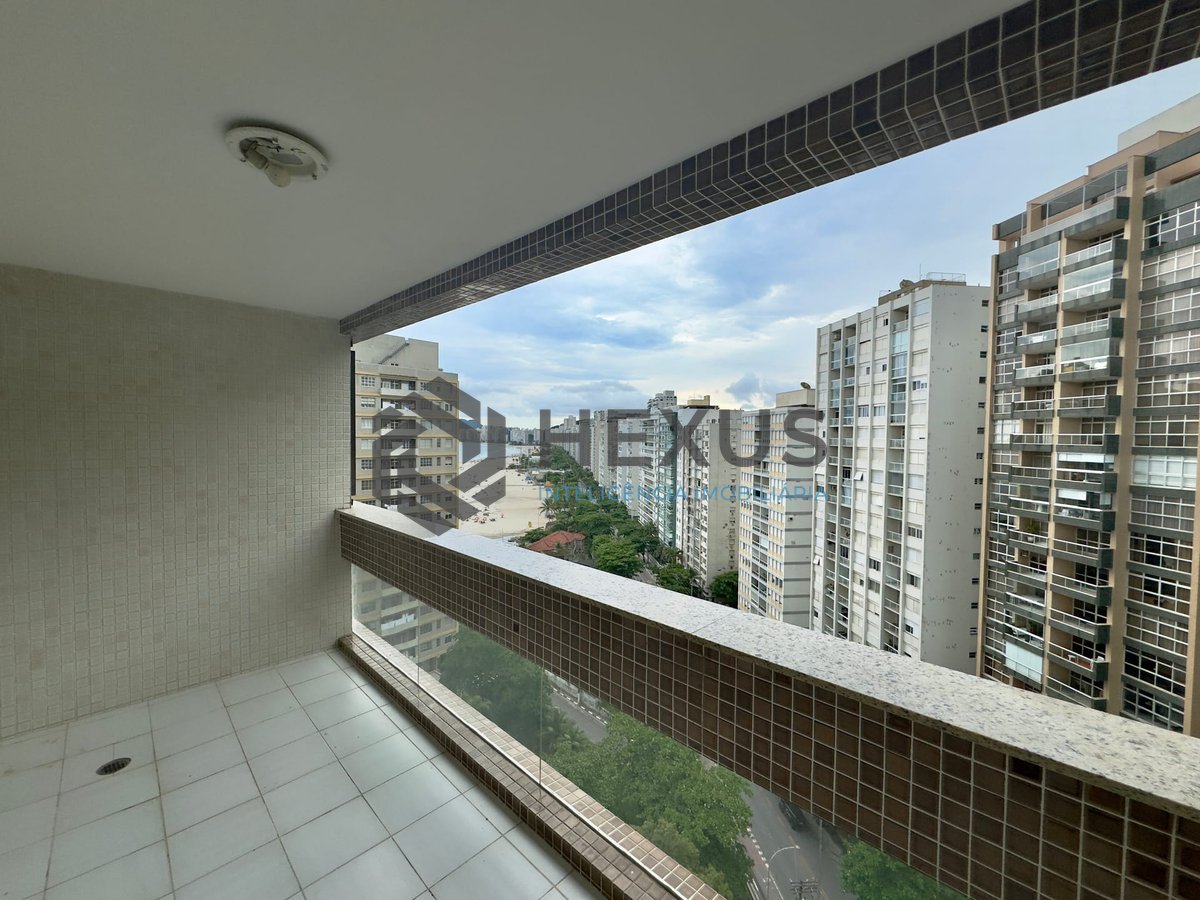 Foto 10 de Apartamento com varanda vista mar e lazer na beira mar da Praia das Pitangueiras, Guaruja