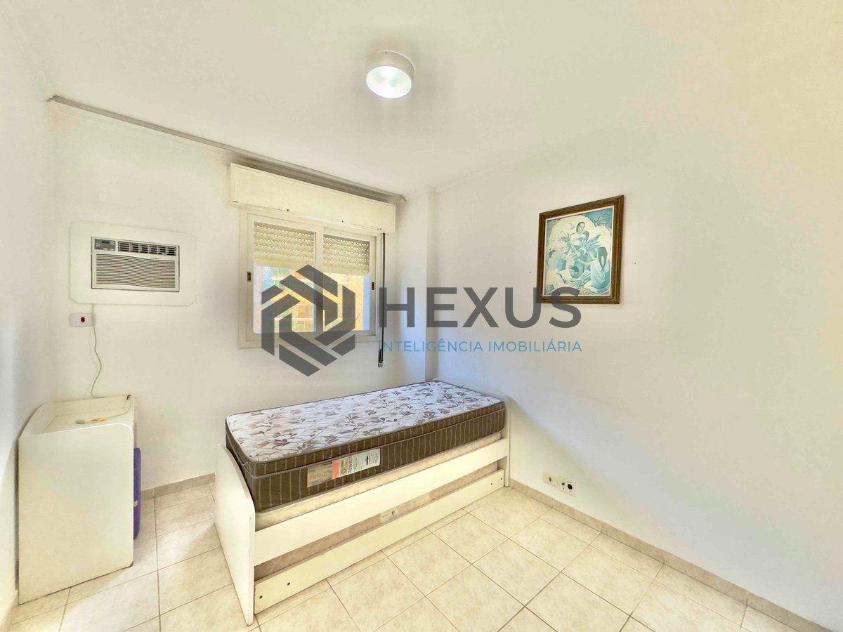 Foto 13 de Apartamento com varanda e vista mar na quadra-mar da Praia das Pitangueiras, Guaruja