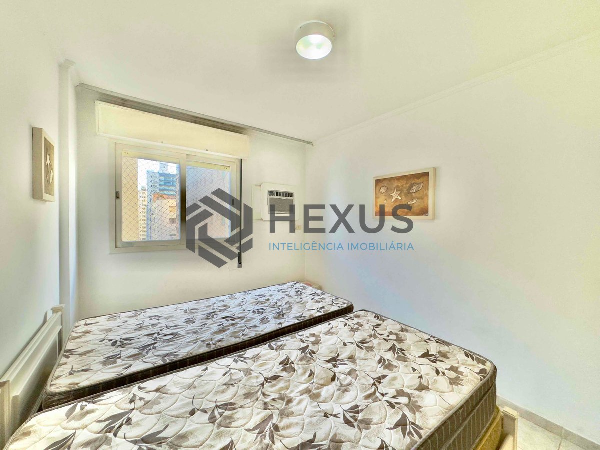 Foto 15 de Apartamento com varanda e vista mar na quadra-mar da Praia das Pitangueiras, Guaruja
