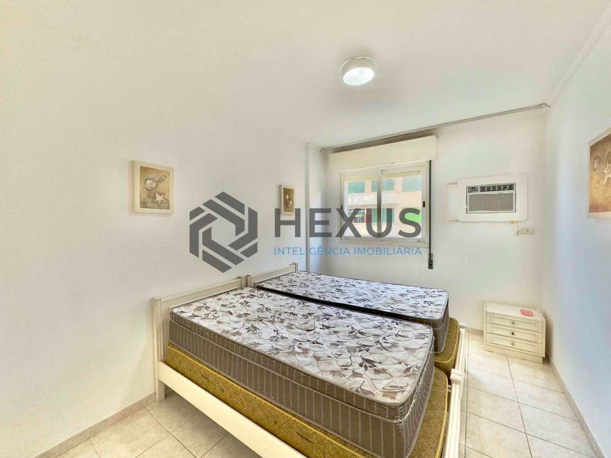 Foto 16 de Apartamento com varanda e vista mar na quadra-mar da Praia das Pitangueiras, Guaruja