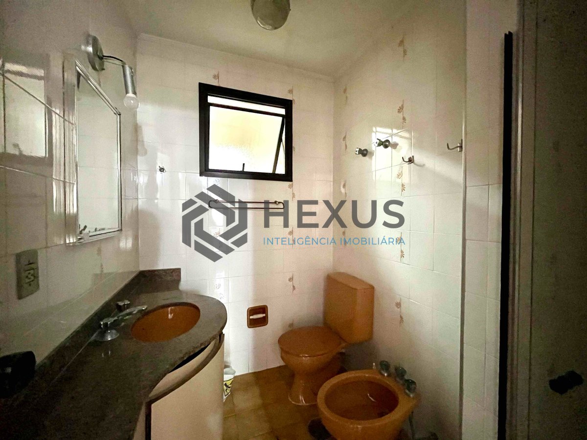 Foto 17 de Apartamento com varanda e vista mar na beira mar da Praia das Pitangueiras, Guaruja