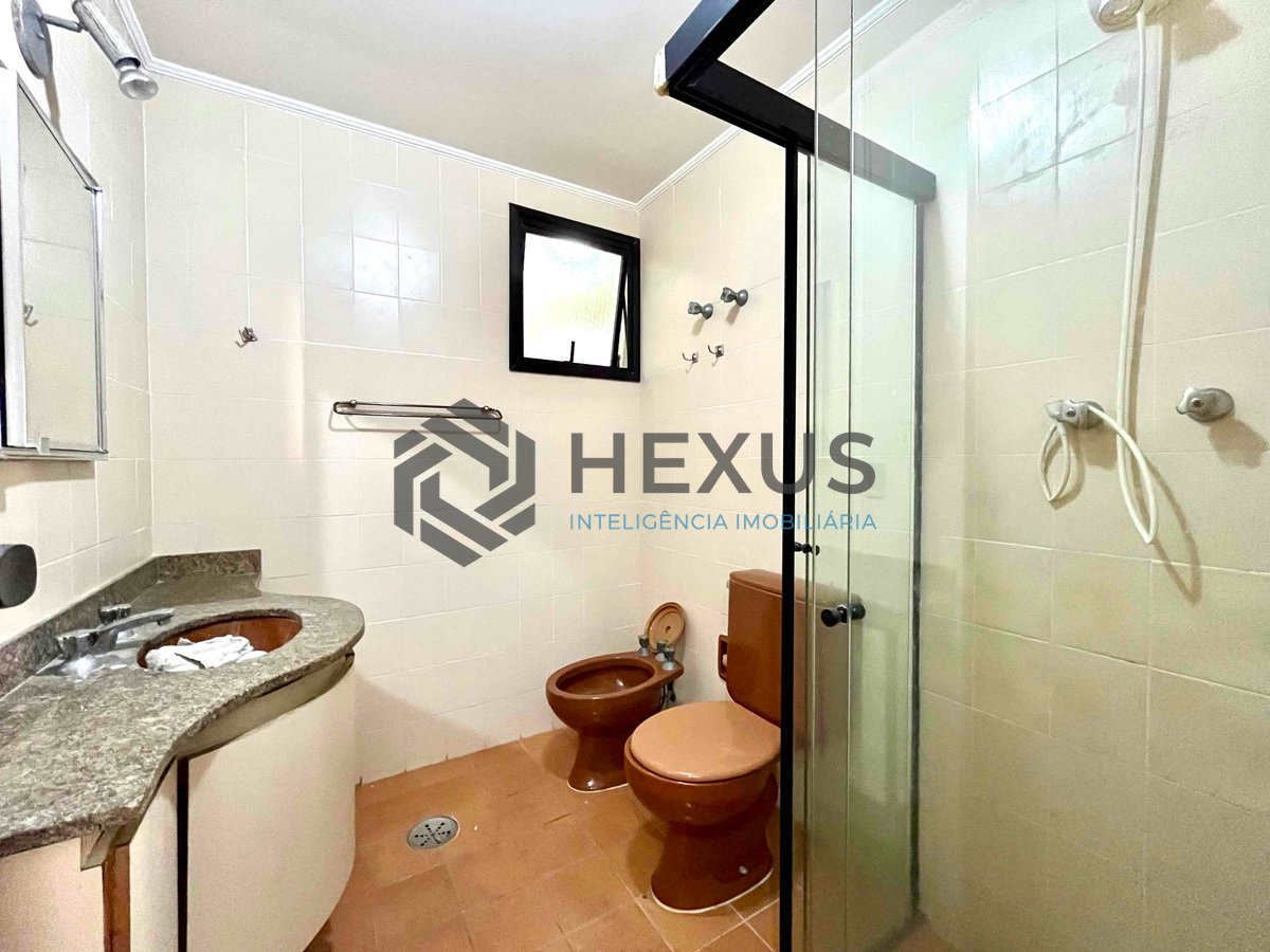 Foto 18 de Apartamento com varanda e vista mar na beira mar da Praia das Pitangueiras, Guaruja