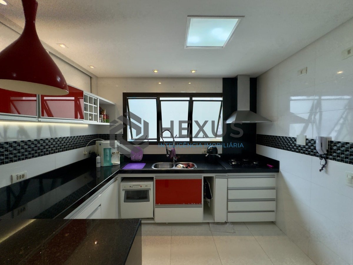 Foto 13 de Apartamento reformado e mobiliado com varanda e lazer a duas quadras da Praia das Pitanguerais, Guaruja
