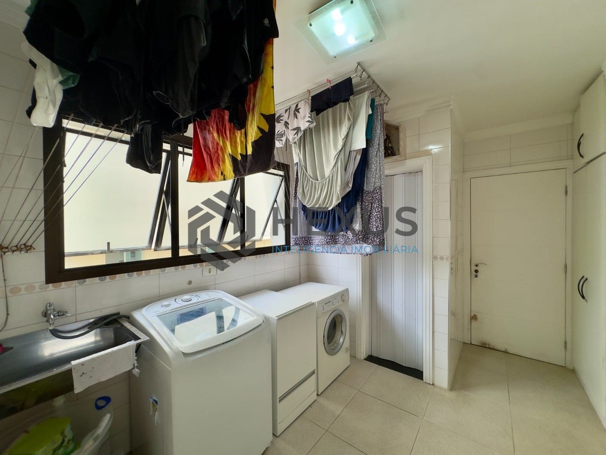 Foto 16 de Apartamento reformado e mobiliado com varanda e lazer a duas quadras da Praia das Pitanguerais, Guaruja