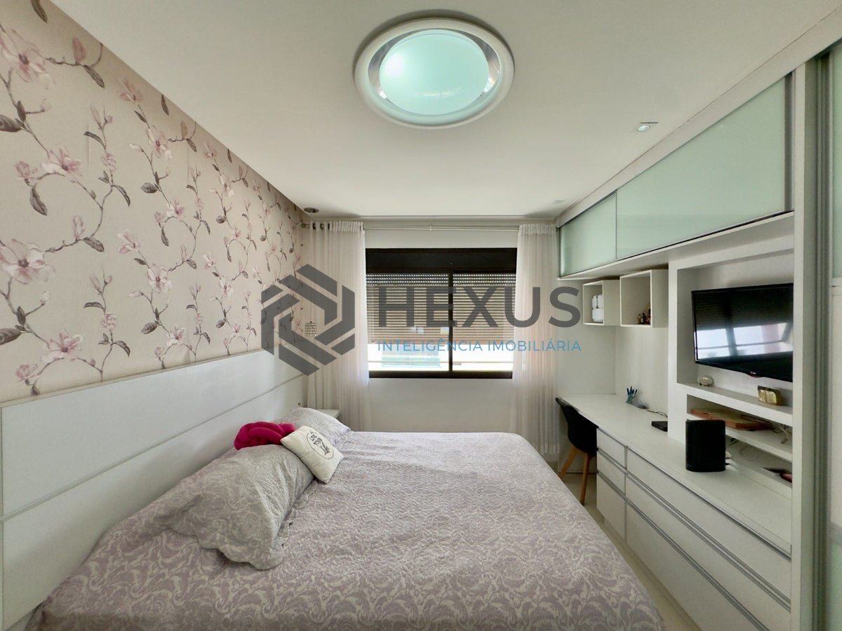 Foto 19 de Apartamento reformado e mobiliado com varanda e lazer a duas quadras da Praia das Pitanguerais, Guaruja