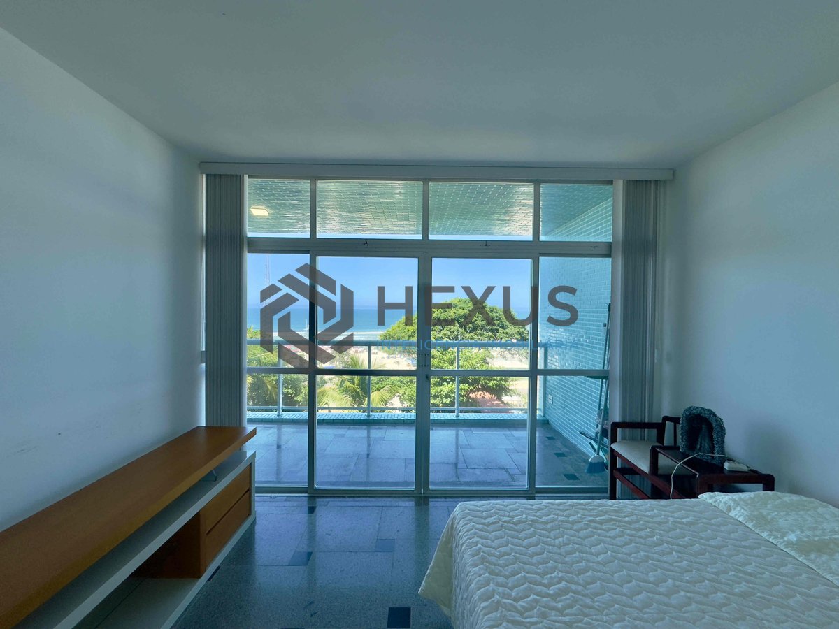 Foto 16 de Apartamento frente mar com varanda e vista mar na Praia das Pitangueira, Guaruja