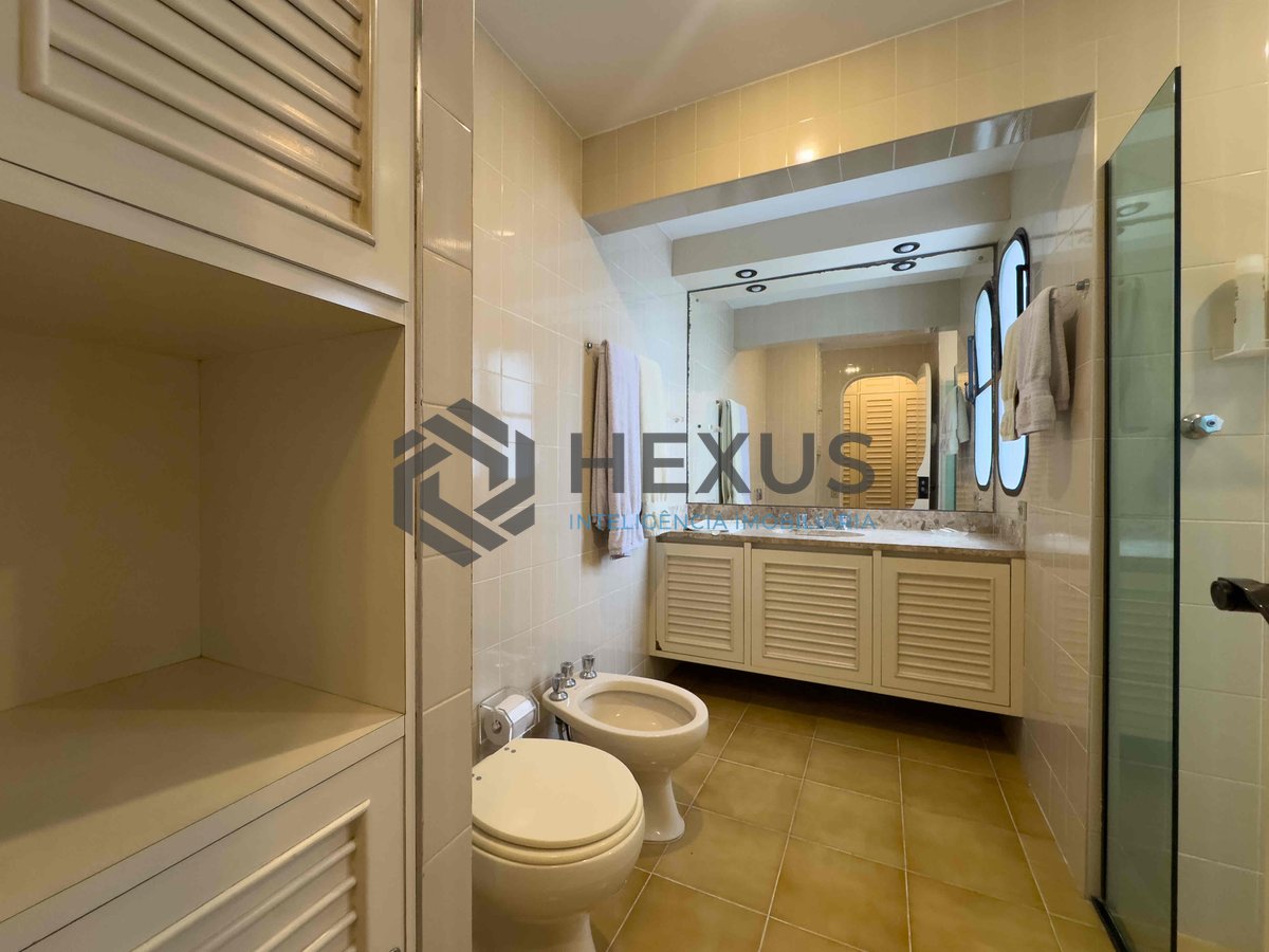 Foto 18 de Apartamento com varanda, lazer e vista mar e uma quadra da Praia das Pitanguerias, Guaruja | Hexus