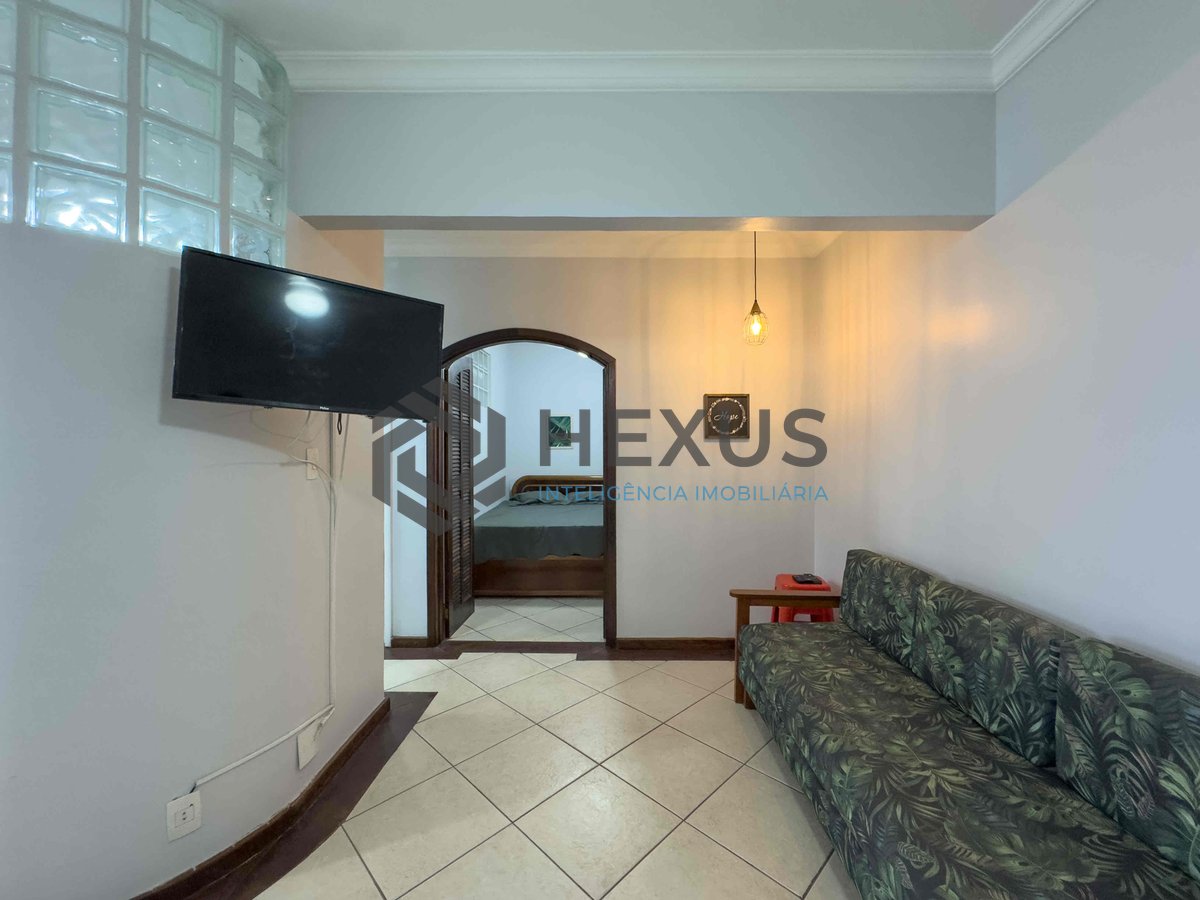 Foto 2 de Apartamento reformado e mobiliado a uma quadra da Praia das Pitangueiras de 2 quartos (1 suíte) com 1 vaga, Guarujá-SP