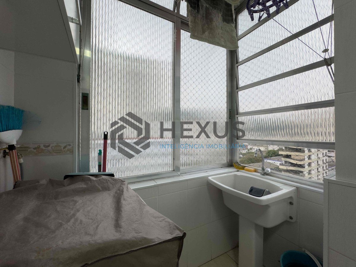 Foto 18 de Apartamento com varanda e vista livre a uma quadra da Praia das Pitangueiras de 2 quartos com 1 vaga, Guarujá-SP