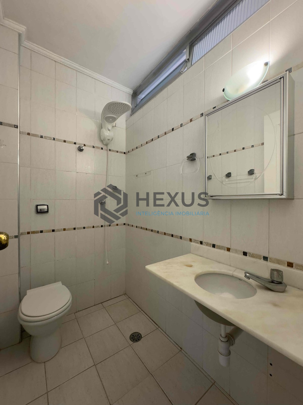 Foto 7 de Apartamento com varanda e vista livre a uma quadra da Praia das Pitangueiras de 2 quartos com 1 vaga, Guarujá-SP