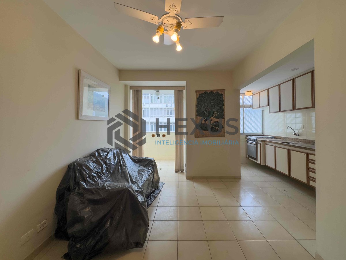 Foto 2 de Apartamento com varanda e vista livre a uma quadra da Praia das Pitangueiras de 2 quartos (1 suíte) com 1 vaga, Guarujá-SP