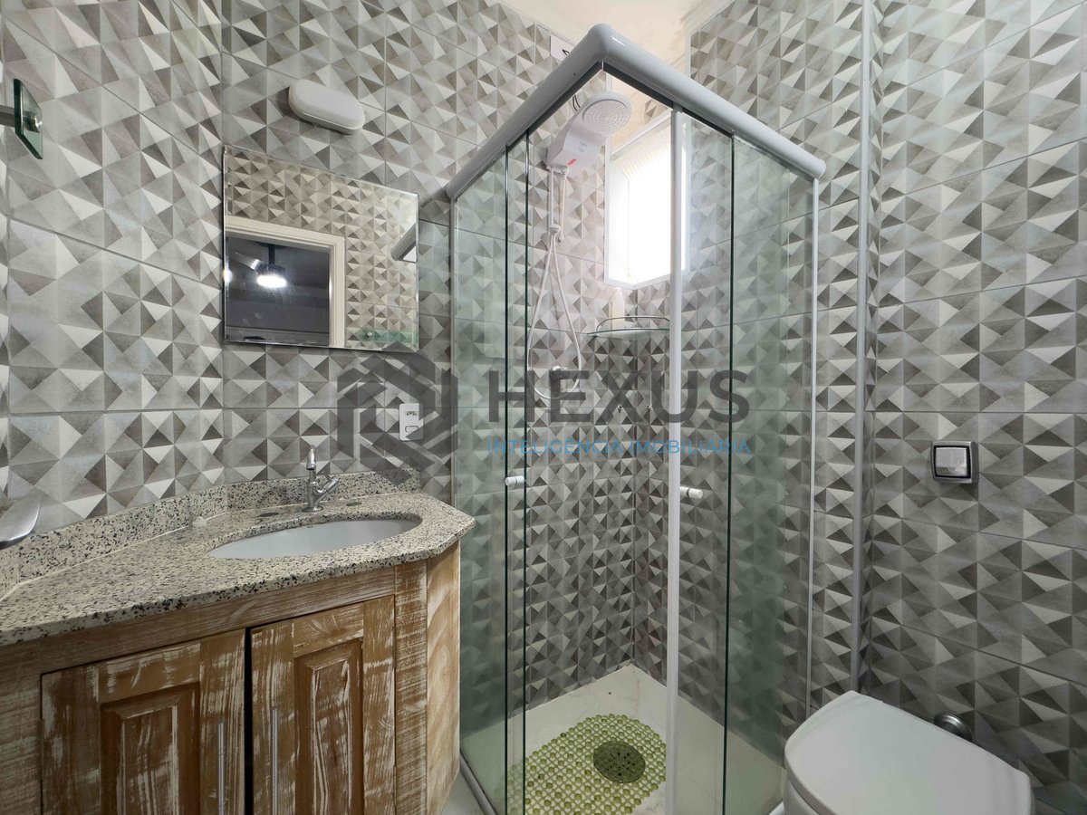 Foto 12 de Apartamento reformado com varanda a uma quadra da Praia das Pitangueiras, Guaruja