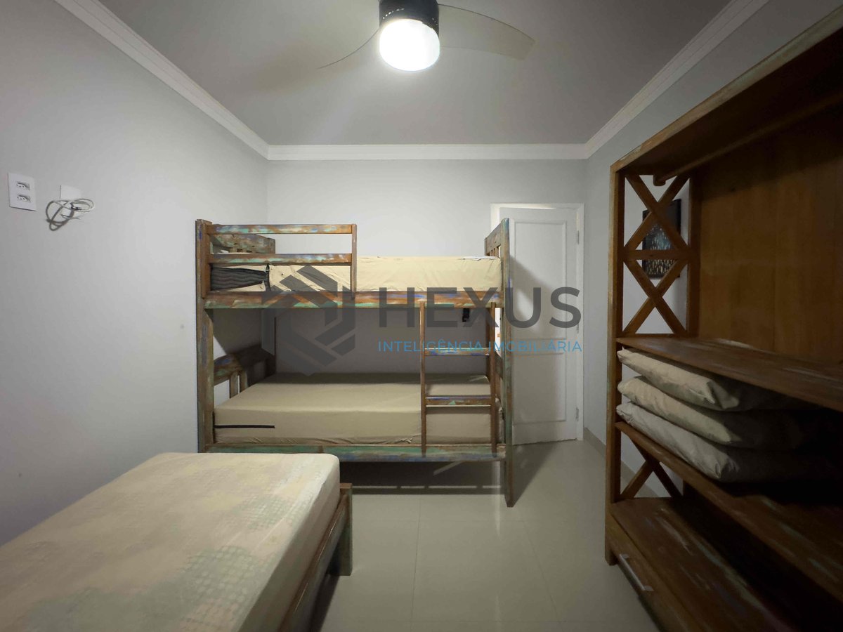 Foto 15 de Apartamento reformado com varanda a uma quadra da Praia das Pitangueiras, Guaruja
