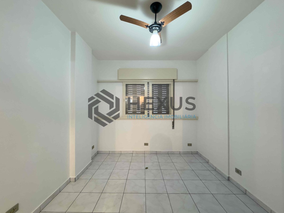 Foto 11 de Apartamento com varanda e vista livre a uma quadra da Praia das Pitangueiras, Guaruja
