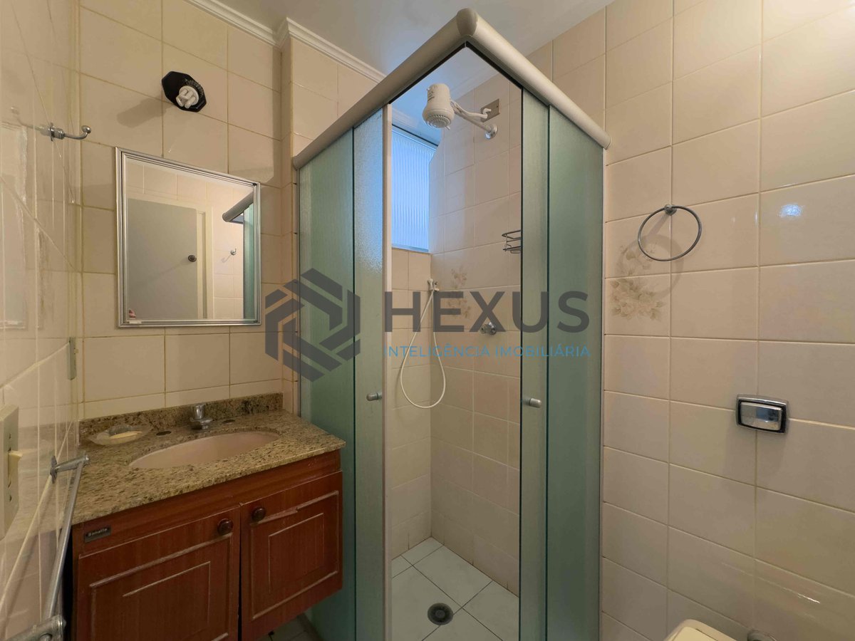 Foto 13 de Apartamento com varanda e vista livre a uma quadra da Praia das Pitangueiras, Guaruja