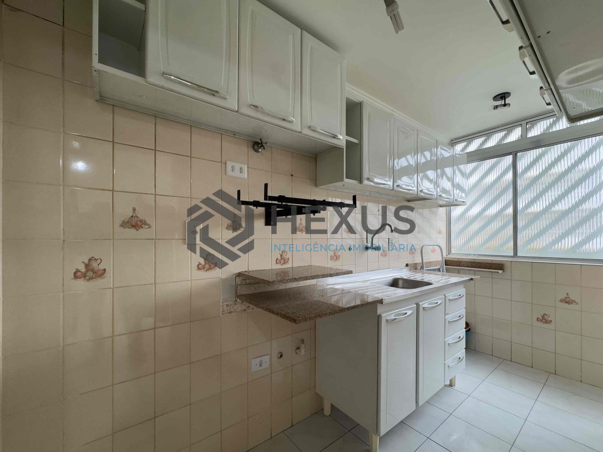 Foto 16 de Apartamento com varanda e vista livre a uma quadra da Praia das Pitangueiras, Guaruja