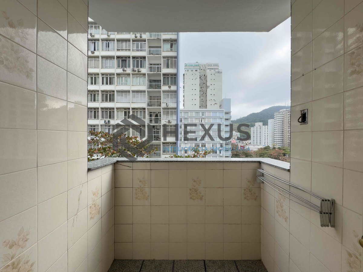 Foto 3 de Apartamento com varanda e vista livre a uma quadra da Praia das Pitangueiras, Guaruja