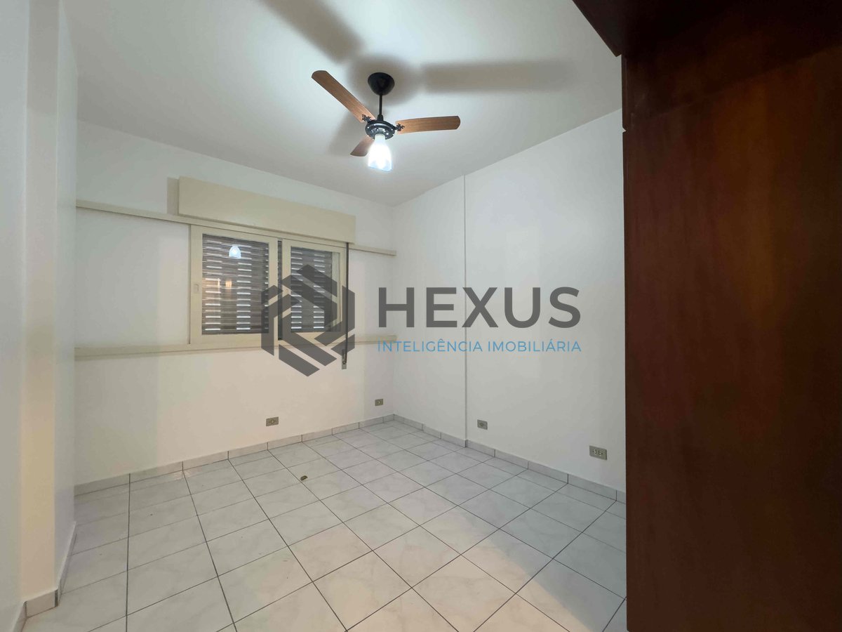 Foto 10 de Apartamento com varanda e vista livre a uma quadra da Praia das Pitangueiras, Guaruja