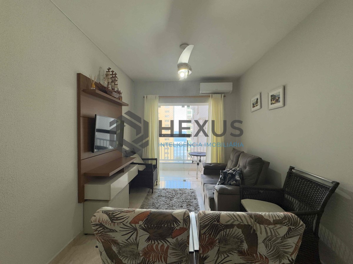 Foto 2 de Apartamento com varanda e vista mar a uma quadra da Praia das Pitangueiras de 2 quartos com 1 vaga, Guarujá-SP