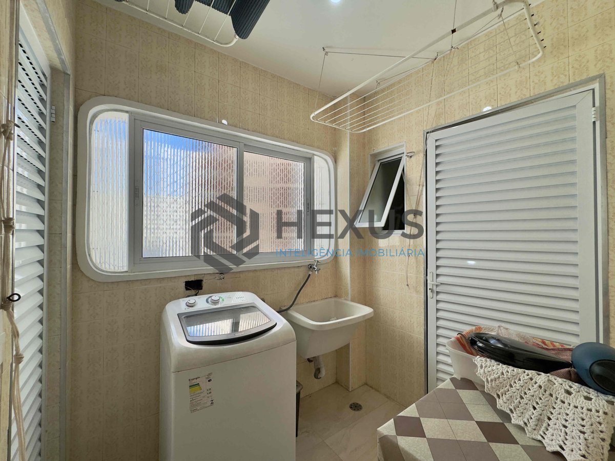 Foto 18 de Apartamento com varanda e vista mar a uma quadra da Praia das Pitangueiras de 2 quartos com 1 vaga, Guarujá-SP