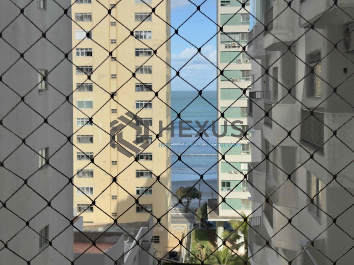 Foto 3 de Apartamento com varanda e vista mar a uma quadra da Praia das Pitangueiras de 2 quartos com 1 vaga, Guarujá-SP