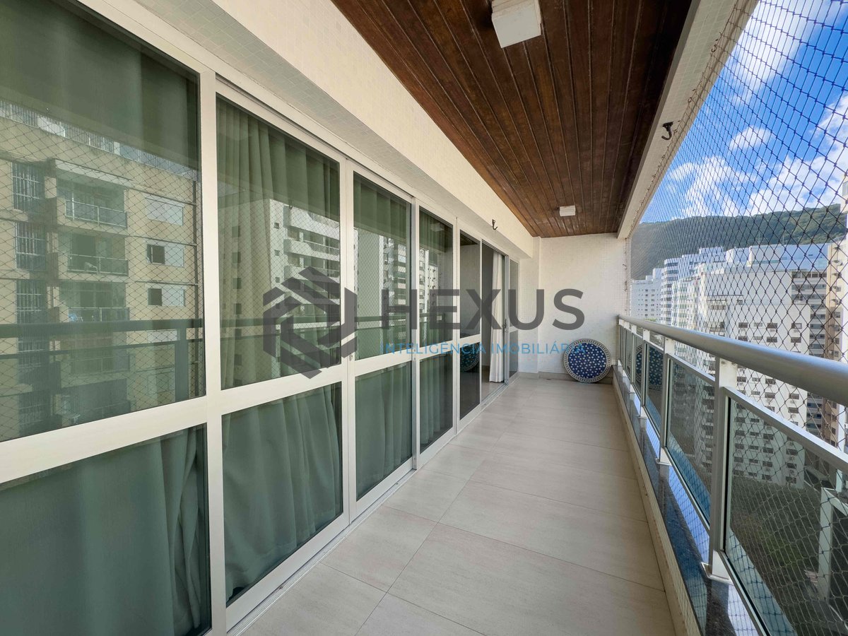 Foto 7 de Apartamento com varanda e vista livre a uma quadra da Praia das Pitangueiras de 3 quartos (3 suítes) com 2 vagas, Guarujá-SP