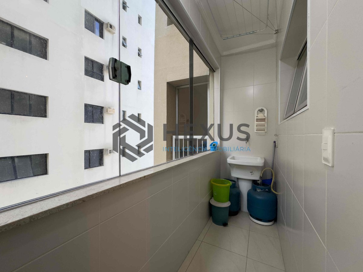 Foto 18 de Apartamento com varanda e vista livre a uma quadra da Praia das Pitangueiras de 2 quartos com 1 vaga, Guarujá-SP