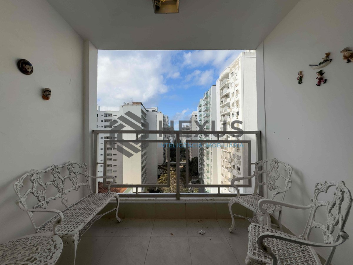 Foto 3 de Apartamento com varanda e vista livre a uma quadra da Praia das Pitangueiras de 2 quartos com 1 vaga, Guarujá-SP