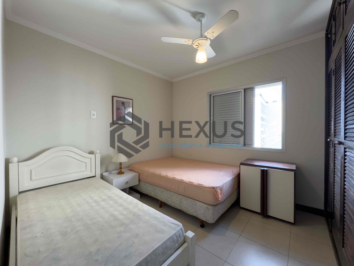Foto 9 de Apartamento com varanda e vista livre a uma quadra da Praia das Pitangueiras de 2 quartos com 1 vaga, Guarujá-SP