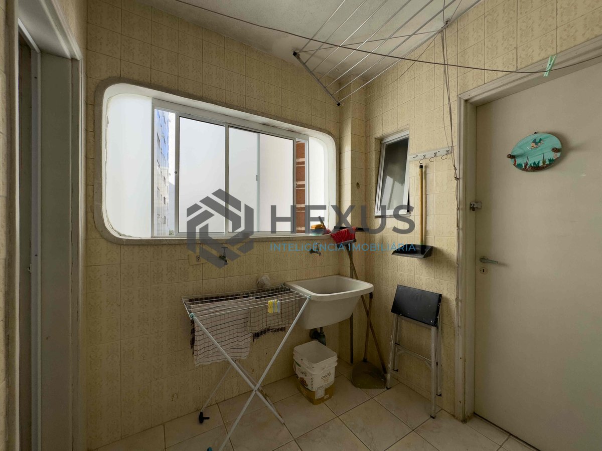 Foto 18 de Apartamento com varanda e vista mar a uma quadra da Praia das Pitangueiras de 2 quartos com 1 vaga, Guarujá-SP.