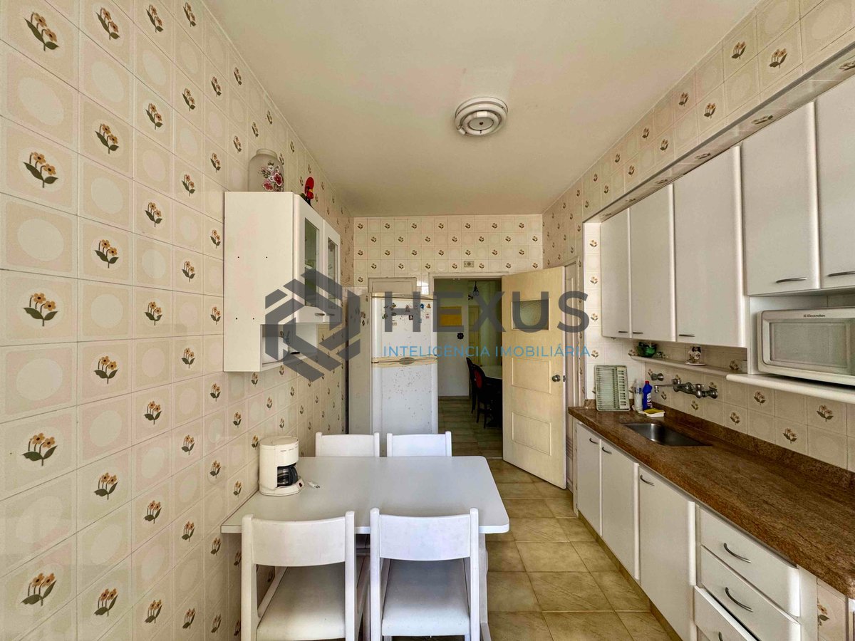 Foto 16 de Apartamento frente mar com varanda e vista mar na Praia das Pitangueiras, Guaruja