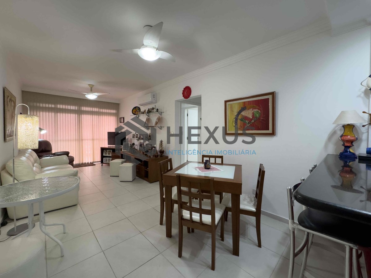 Foto 2 de Apartamento com varanda e vista mar na quadra-mar da Praia das Pitangueiras de 2 quartos (1 suíte) com 1 vaga, Guarujá-SP.