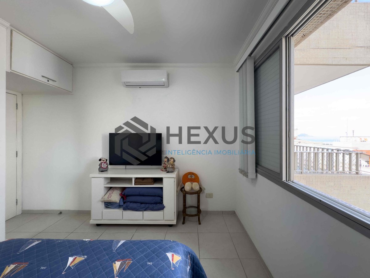 Foto 13 de Apartamento com varanda e vista mar na quadra-mar da Praia das Pitangueiras de 2 quartos (1 suíte) com 1 vaga, Guarujá-SP.