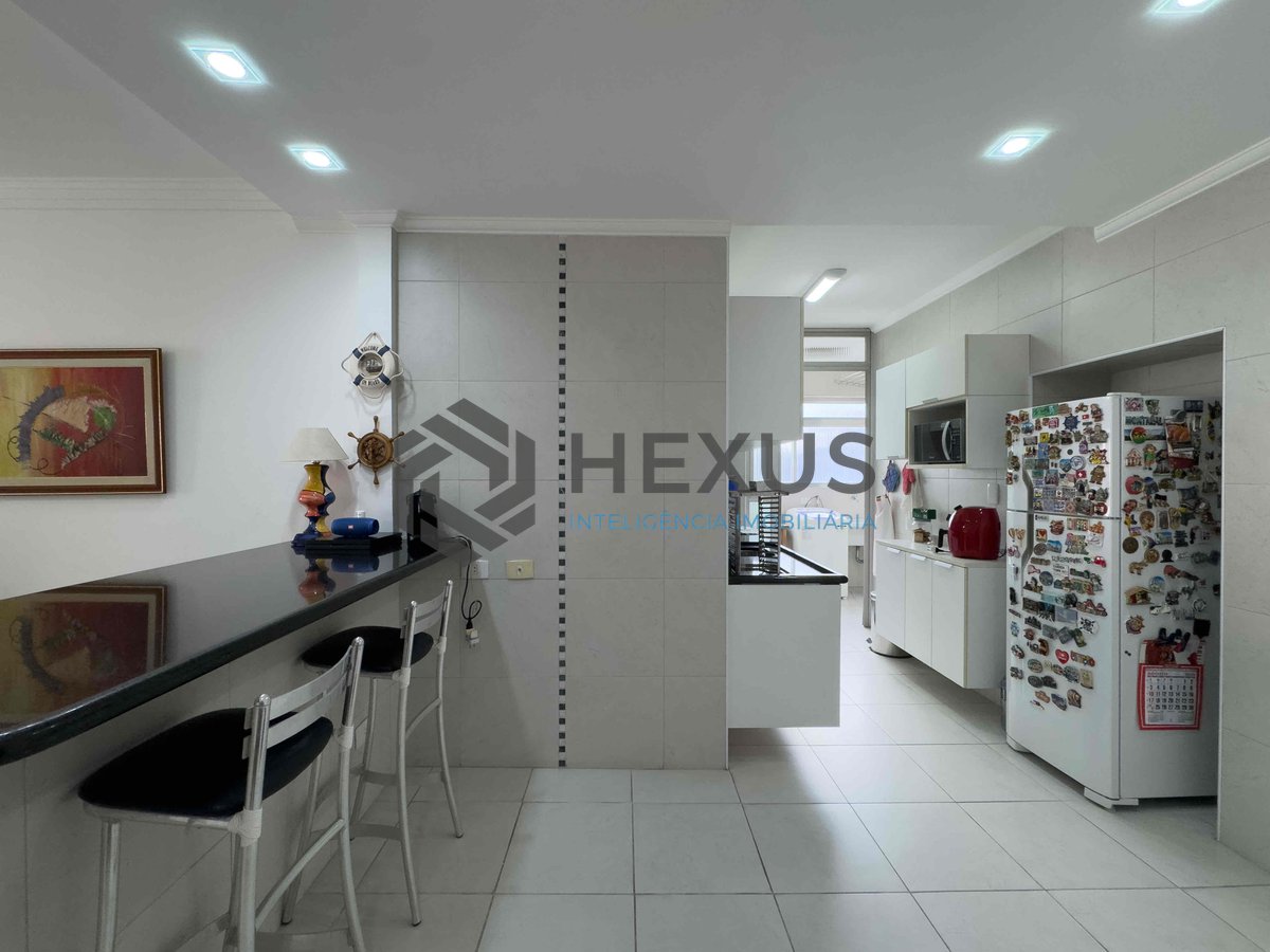 Foto 19 de Apartamento com varanda e vista mar na quadra-mar da Praia das Pitangueiras de 2 quartos (1 suíte) com 1 vaga, Guarujá-SP.