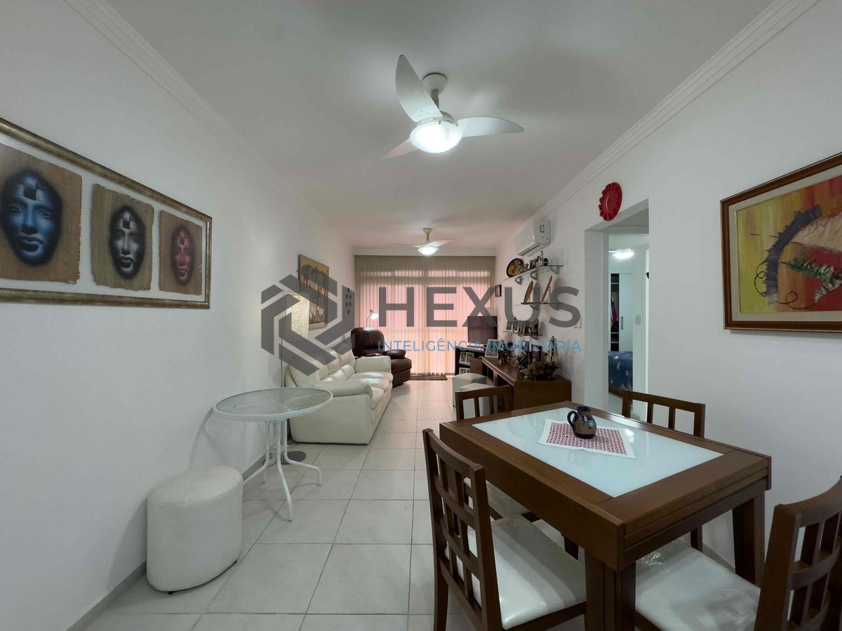 Foto 3 de Apartamento com varanda e vista mar na quadra-mar da Praia das Pitangueiras de 2 quartos (1 suíte) com 1 vaga, Guarujá-SP.