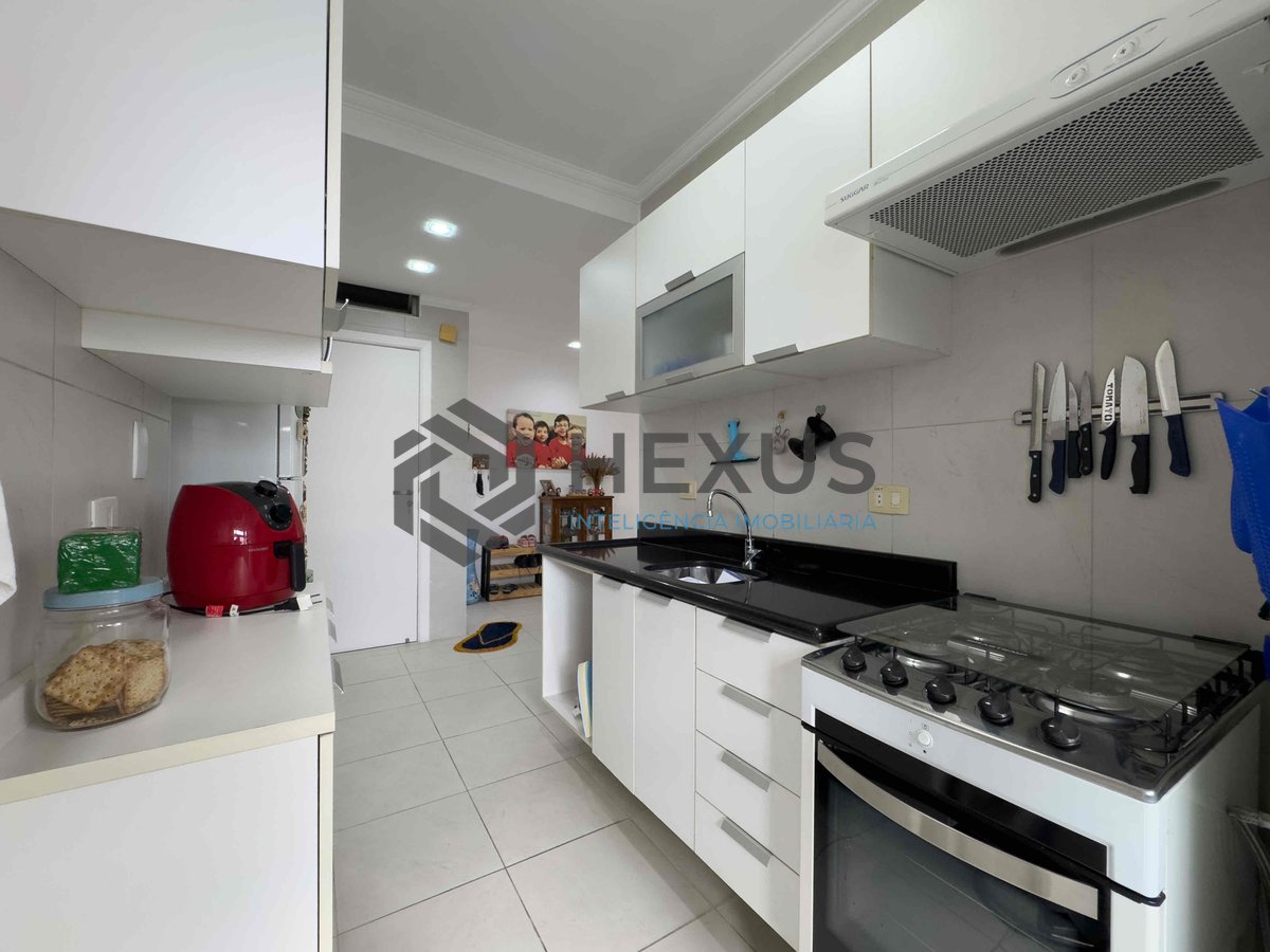 Foto 21 de Apartamento com varanda e vista mar na quadra-mar da Praia das Pitangueiras de 2 quartos (1 suíte) com 1 vaga, Guarujá-SP.