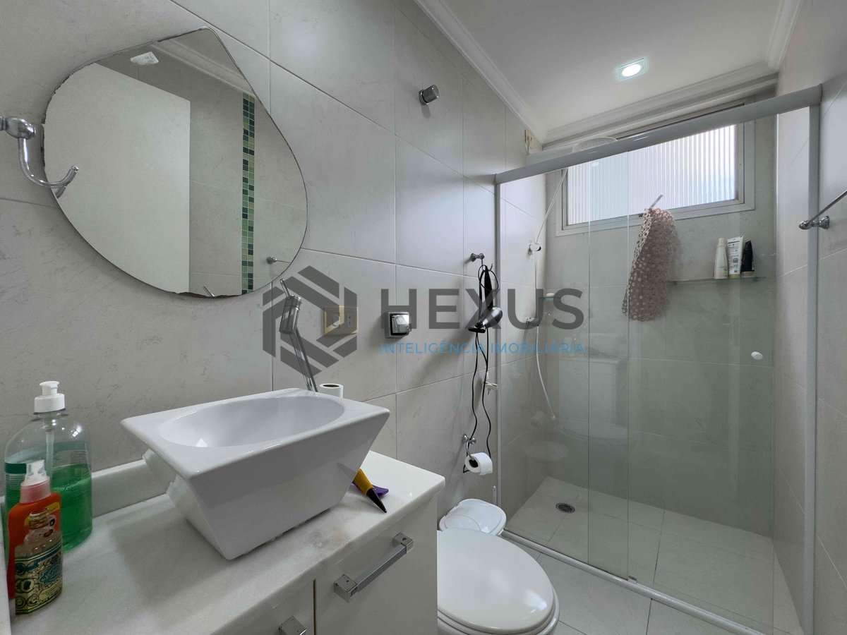 Foto 9 de Apartamento com varanda e vista mar na quadra-mar da Praia das Pitangueiras de 2 quartos (1 suíte) com 1 vaga, Guarujá-SP.