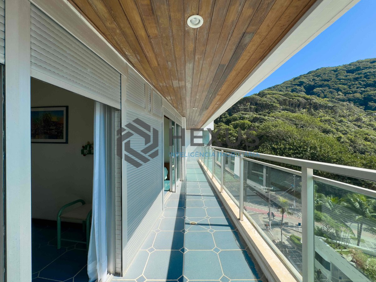 Foto 14 de Apartamento frente mar com varanda e lazer na Praia das Pitangueiras, Guaruja