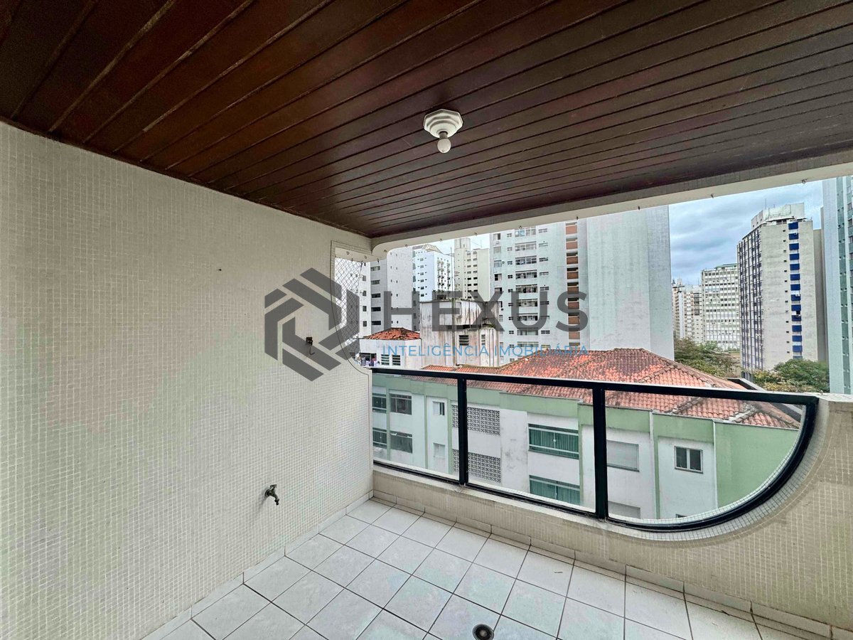 Foto 2 de Apartamento reformado com varanda e lazer na quadra mar da Praia das Pitangueiras, Guaruja