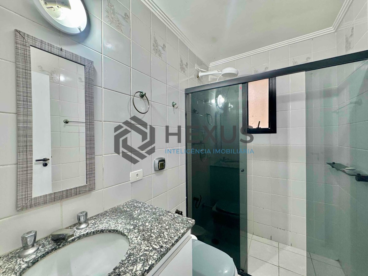 Foto 15 de Apartamento reformado com varanda e lazer na quadra mar da Praia das Pitangueiras, Guaruja