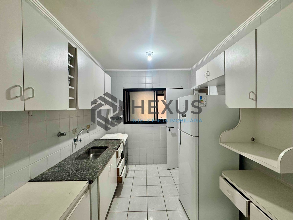 Foto 16 de Apartamento reformado com varanda e lazer na quadra mar da Praia das Pitangueiras, Guaruja