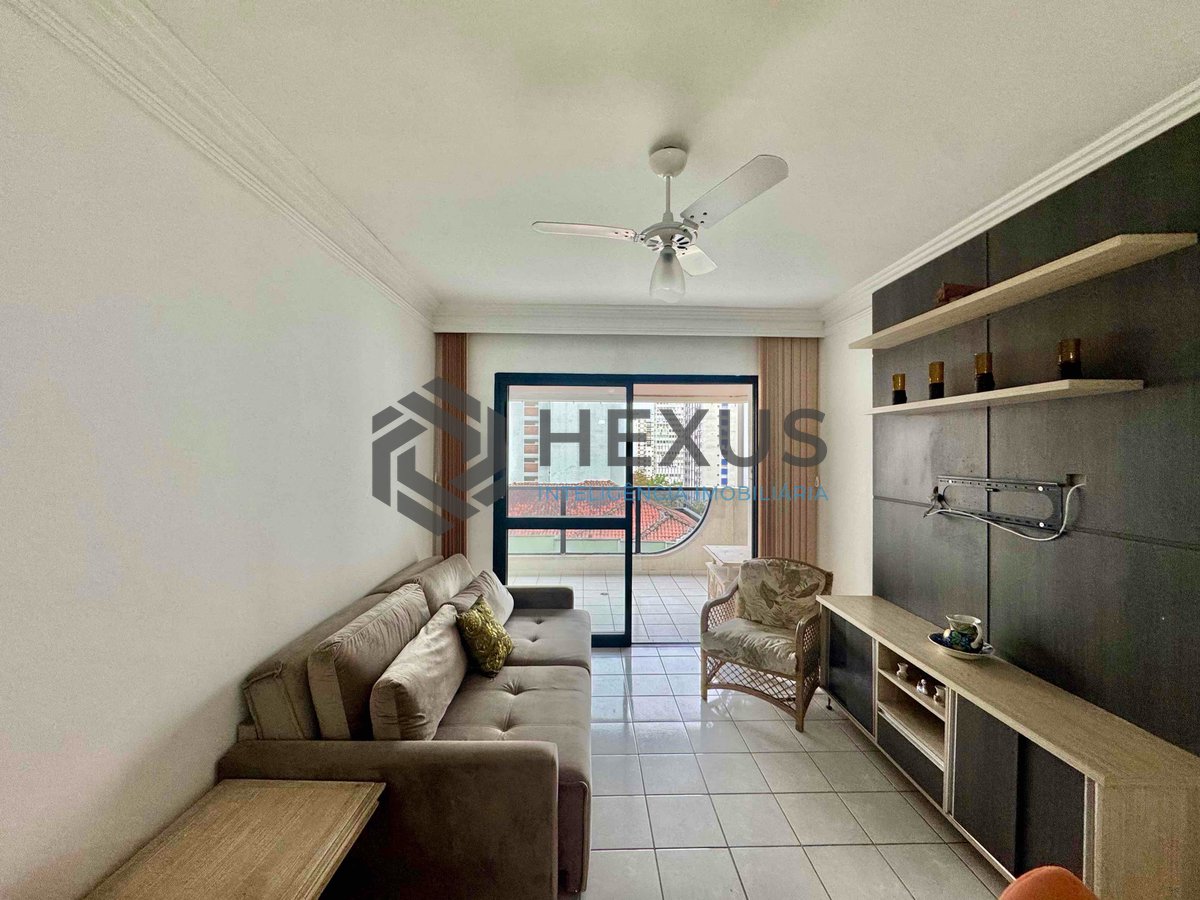 Foto 3 de Apartamento reformado com varanda e lazer na quadra mar da Praia das Pitangueiras, Guaruja