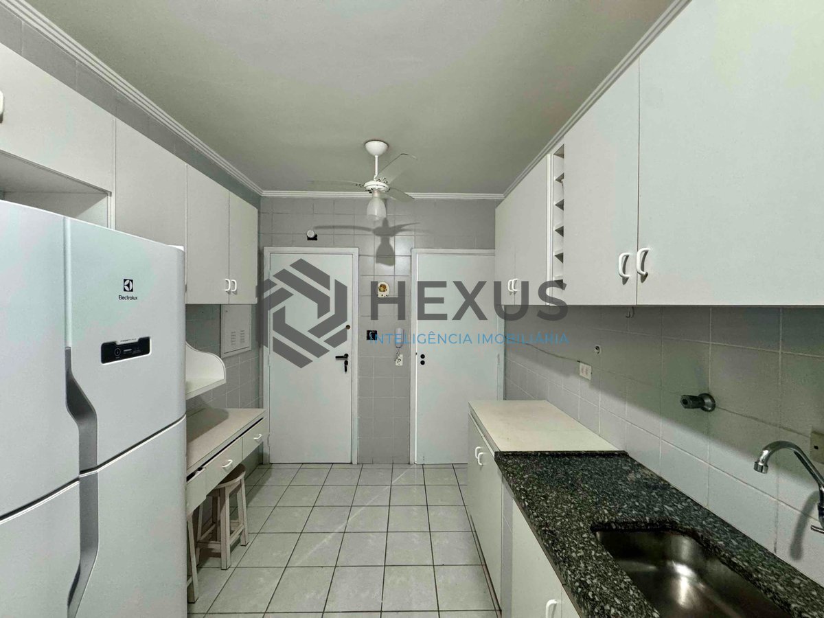 Foto 21 de Apartamento reformado com varanda e lazer na quadra mar da Praia das Pitangueiras, Guaruja